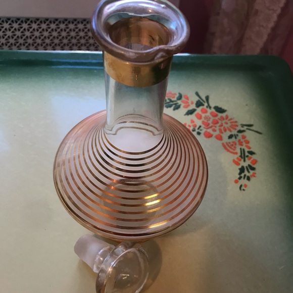 Vintage Frosted Glass Liquor Decanter w/Gold Stripes & 5 Shot Glasses. - Picture 2 of 4